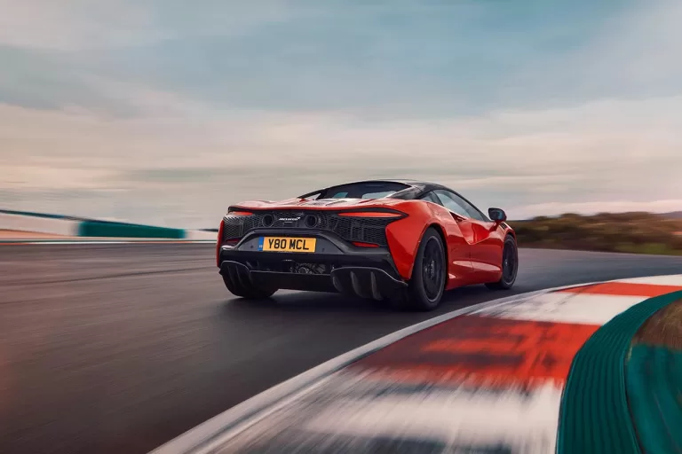 McLaren Artura tem motor V6 híbrido e muito estilo; veja ficha técnica e preço do supercarro