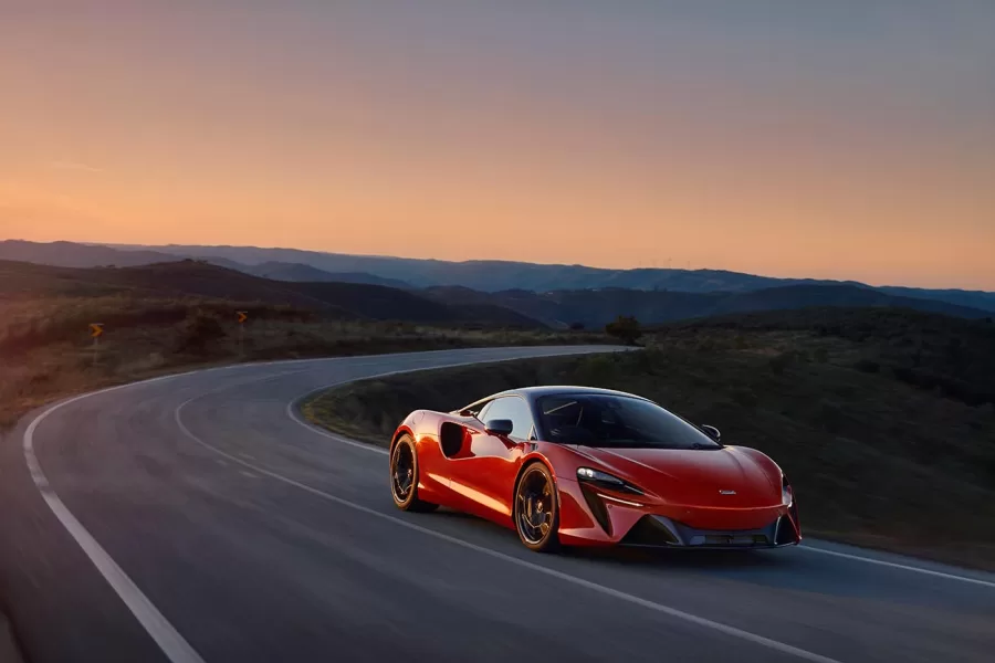 O McLaren Artura é o primeiro supercarro híbrido da marca com motor V6, combinando potência e eficiência. Ele oferece 691 cavalos e rivaliza com modelos como o Ferrari 296 GTB e o Porsche 911 Turbo S.