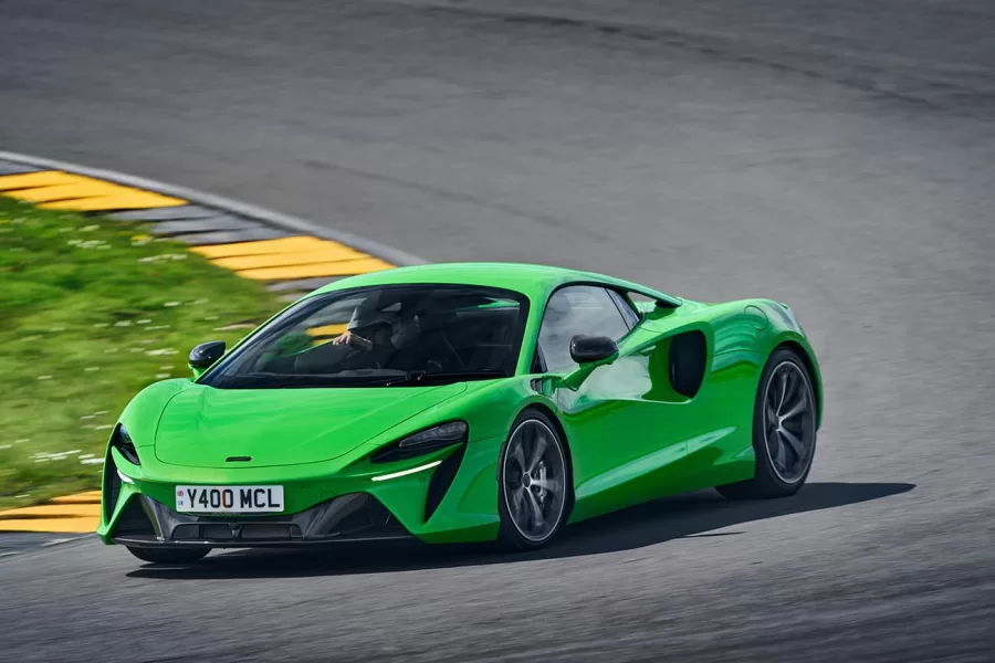 O McLaren Artura 2025 tem um motor V6 biturbo de 585 cv, mais um motor elétrico de 95 cv, com potência combinada de 680 cv e torque de 73,4 kgfm, atingindo 0 a 100 km/h em 3 segundos.