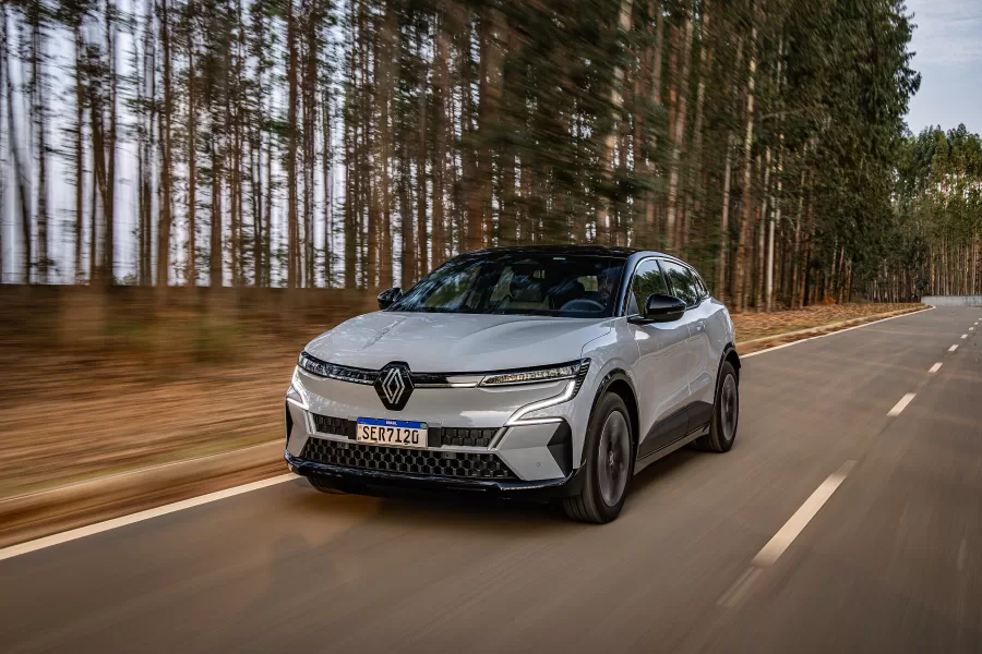 O Megane E-Tech foi premiado por seu design exclusivo e plataforma elétrica CMF-EV. Ele oferece 220 cv de potência, 30,6 kgfm de torque e quatro níveis de frenagem regenerativa, com alta eficiência.