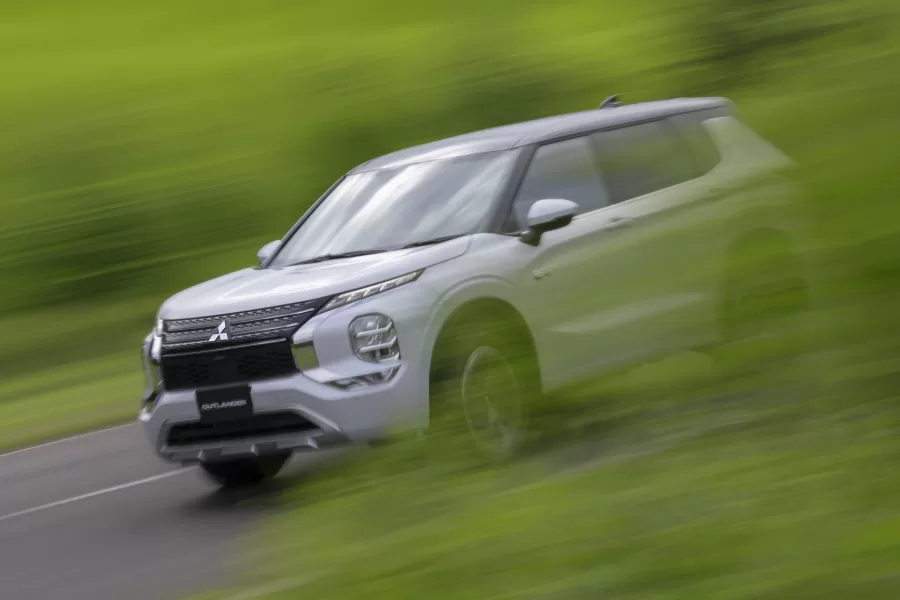 O novo Mitsubishi Outlander híbrido será lançado em 1º de outubro de 2024. A Mitsubishi aposta que o modelo fortalecerá sua presença no segmento de SUVs médios híbridos plug-in.