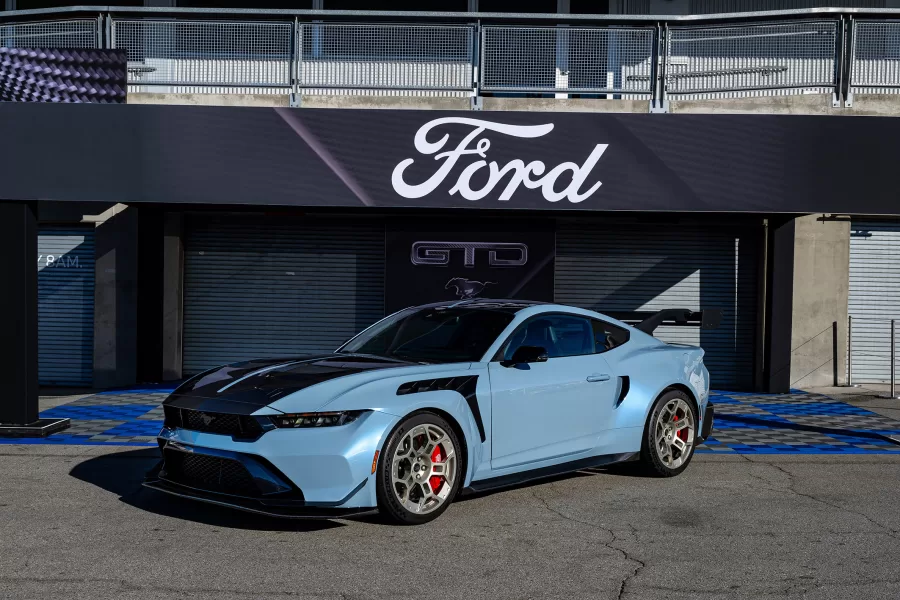 O Mustang GTD 2025 é o modelo de série mais rápido da Ford, com 815 cavalos de potência, torque de 91,80 kgfm e uma impressionante velocidade máxima de 325 km/h, superando todos os Mustangs anteriores.