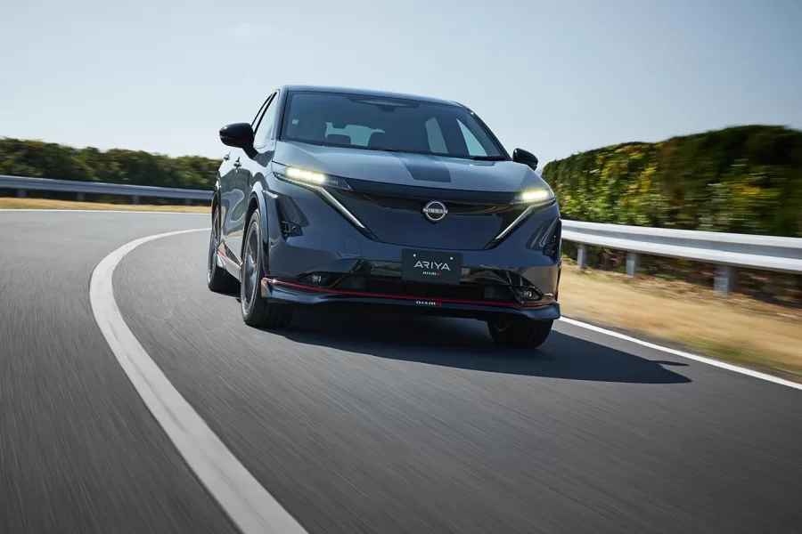 O Ariya NISMO acelera de 0 a 100 km/h em 5 segundos, graças à sua potência de 435 cv e torque de 600 Nm. A experiência de direção é aprimorada com a suspensão e o chassis ajustados.