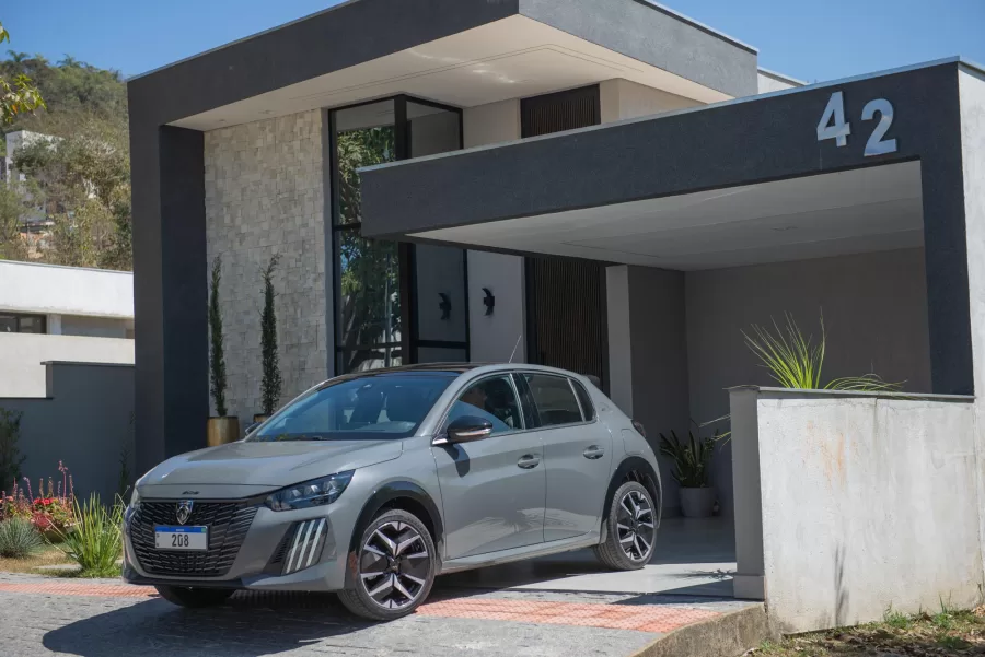 O Peugeot 208 traz faróis e lanternas traseiras de LED, alinhando-se à nova identidade visual da marca. A versão GT possui rodas diamantadas de 17 polegadas e outros detalhes estéticos exclusivos.