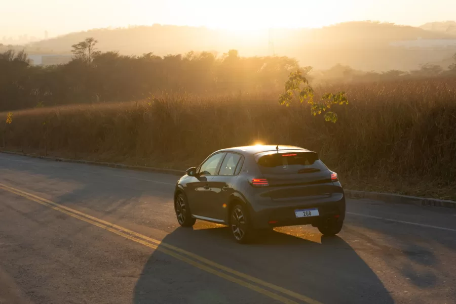 O Peugeot 208 2025 adota a plataforma CMP, permitindo a implementação de inovações em segurança e conforto. Disponível em cinco cores, incluindo a nova opção Cinza Selenium.