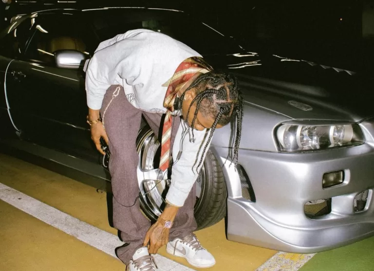Travis Scott e sua coleção de carros de luxo avaliada em R$ 62 milhões