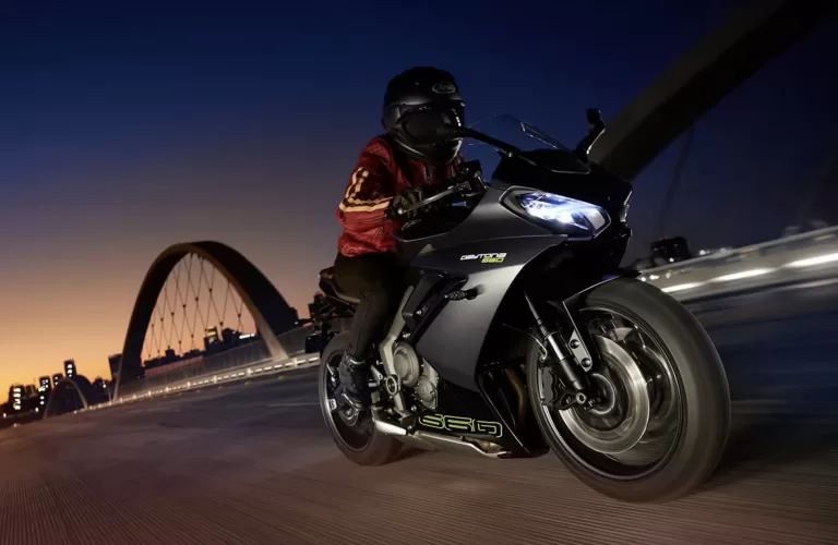 Triumph Daytona 660 é lançada no Brasil com foco no desempenho