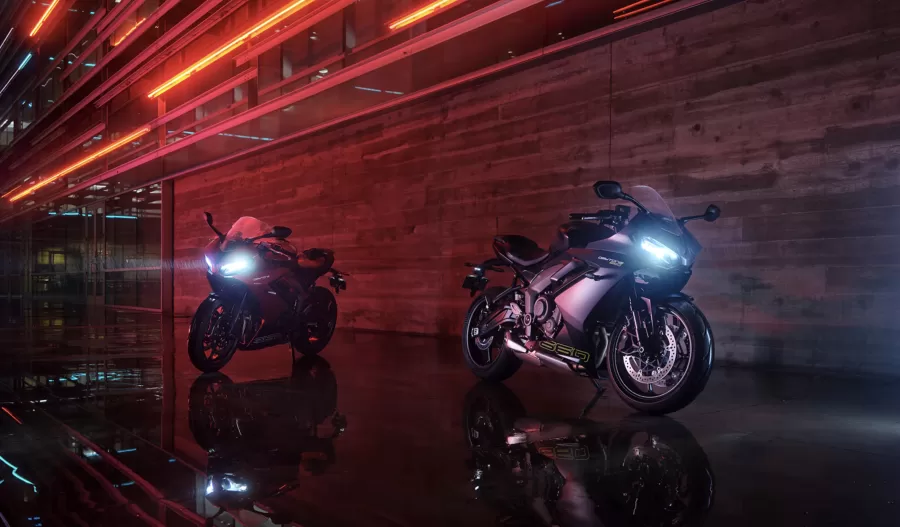 O design da Triumph Daytona 660 mantém a essência esportiva da linha, com faróis de LED e linhas minimalistas. A moto está disponível na cor preta, com diversas opções de personalização.