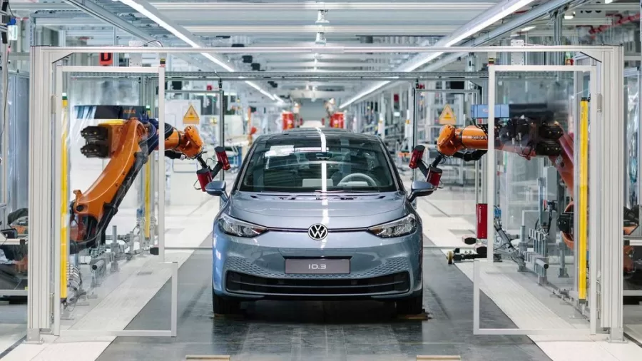 A Volkswagen enfrenta uma crise, com vendas fracas de veículos elétricos e problemas no desenvolvimento de software, o que levou a empresa a planejar cortes de custos significativos até 2026.