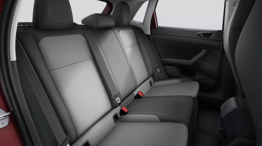 O interior acomoda até 5 ocupantes, com ar-condicionado, conectividade Bluetooth, sistema multimídia, controle de tração, airbags laterais e frontais para maior segurança e conforto.