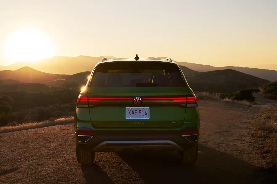 Na traseira, o Taos mantém o visual com lanternas interligadas por uma barra iluminada, tendência nos SUVs da Volkswagen, trazendo um design moderno e alinhado aos padrões globais da marca.