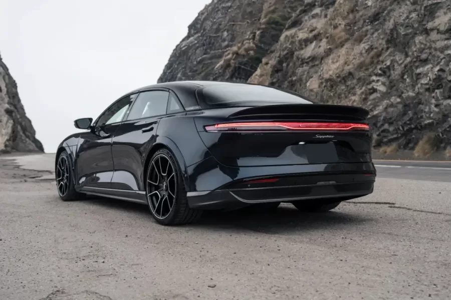 O Lucid Air Sapphire, da US Armor Group, combina desempenho com proteção de alto nível. O carro elétrico blindado é projetado para chefes de estado e executivos, atingindo até 320 km/h.