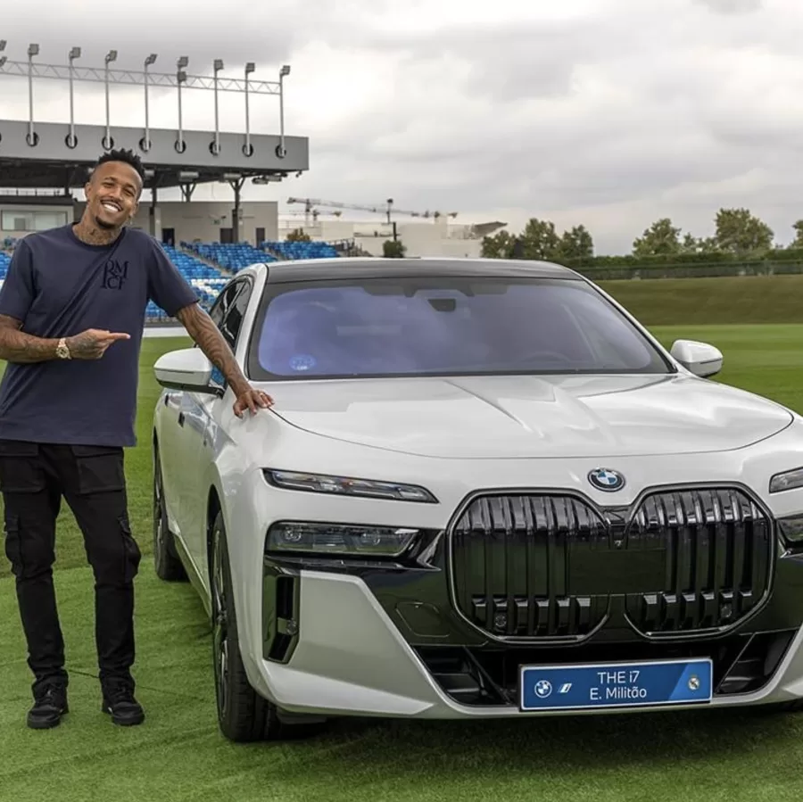 Eder Militão escolheu o BMW i7 xDrive 60, um carro avaliado em cerca de R$ 847 mil. A montadora BMW é uma das principais parceiras do Real Madrid e presenteia seus atletas todo ano.