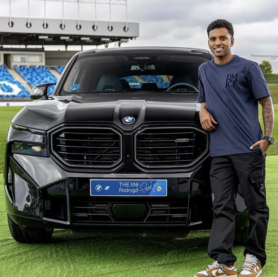 Rodrygo, camisa 11 do Real Madrid, optou pelo BMW XM, avaliado em aproximadamente R$ 1 milhão. O atacante segue aproveitando a tradição do clube em distribuir carros de luxo aos jogadores.