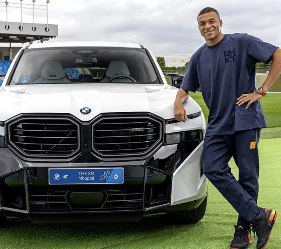 Mbappé escolheu um BMW XM, avaliado em 179,9 mil euros, aproximadamente R$ 1 milhão. O jogador faz parte da lista de estrelas que receberam carros de luxo como presente do Real Madrid.