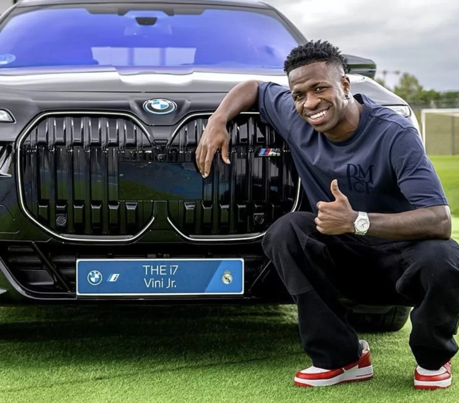 Os jogadores do Real Madrid receberam, mais uma vez, carros de luxo da BMW. Entre as opções oferecidas pelo clube, Vini Jr escolheu o modelo mais caro, avaliado em mais de R$ 1 milhão.