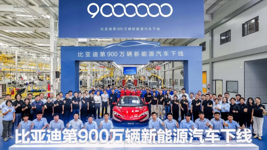 A BYD alcançou a marca de 9 milhões de veículos eletrificados produzidos, consolidando sua posição como líder global no setor.