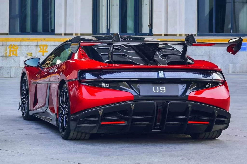 O U9 passa dos 300 km/h e utiliza a suspensão ativa DiSus-X, capaz de fazer o carro saltar e até circular com apenas três rodas em contato com o chão durante demonstrações.