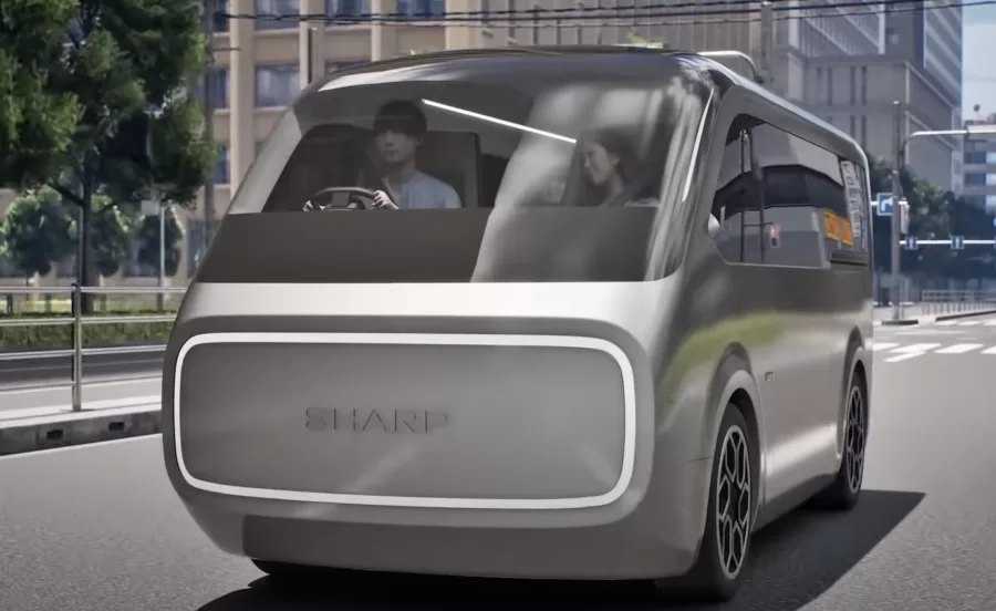 A Sharp lançou o carro elétrico conceito LDK+, que combina mobilidade e tecnologia doméstica. Com uma tela de 65 polegadas e assentos giratórios, ele transforma o veículo em um espaço de convivência.