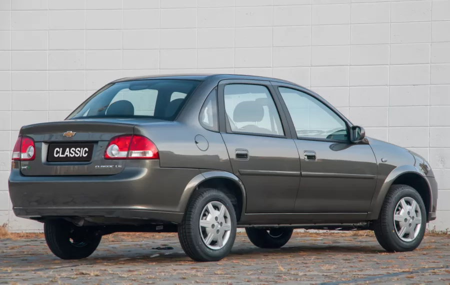 Com motor flex, o Chevrolet Classic passou a entregar melhor desempenho e economia de combustível a partir de 2005. A versão LS de 2016 foi a última a ser produzida, com destaque para os pacotes opcionais.