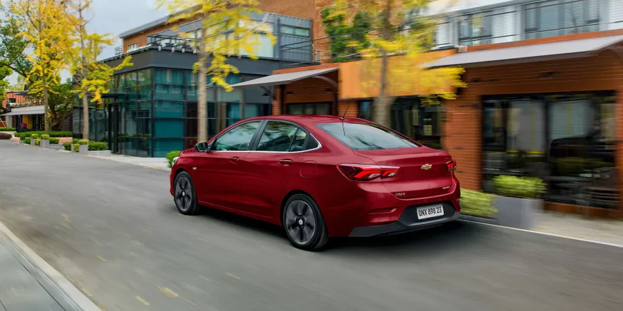 O Chevrolet Onix Plus, com motor 1.0 flex, atinge até 17,4 km/l na estrada com gasolina, destacando-se pelo consumo eficiente em trajetos rodoviários.