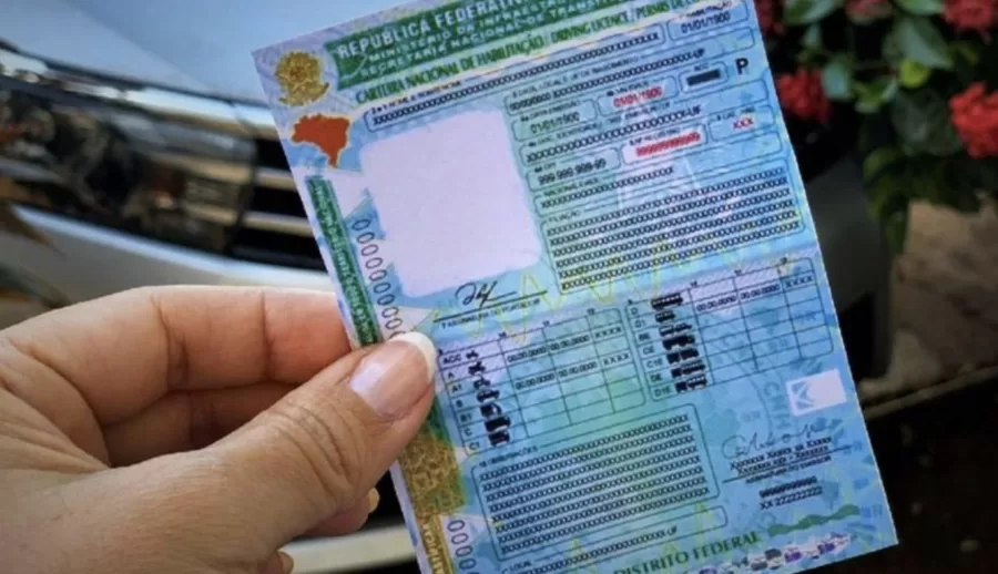 A CNH é o documento oficial para dirigir legalmente no Brasil e também serve como identificação.