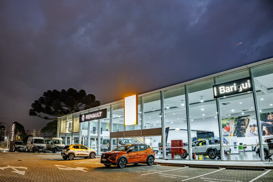 A Renault Barigüi Parque, em Curitiba, é a primeira concessionária da Renault no Brasil a receber o Selo ESG Renault Ouro, destacando seu compromisso com práticas sustentáveis e sociais.