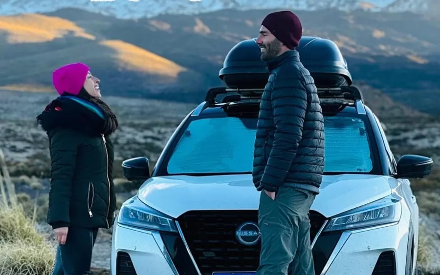 Camila e Guilherme Knabben, influenciadores brasileiros, iniciaram uma aventura de 40 mil quilômetros pela Cordilheira dos Andes em um Nissan Kicks adaptado, enfrentando desafios climáticos e geográficos.