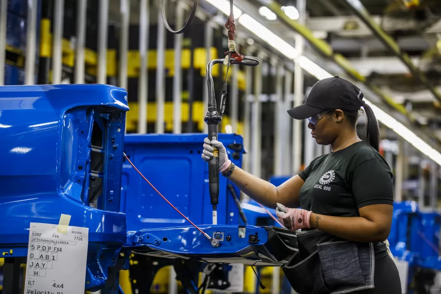 Trump propõe redução de impostos sobre a produção de veículos nos EUA e taxação de carros chineses, com o intuito de fortalecer a indústria automotiva nacional.