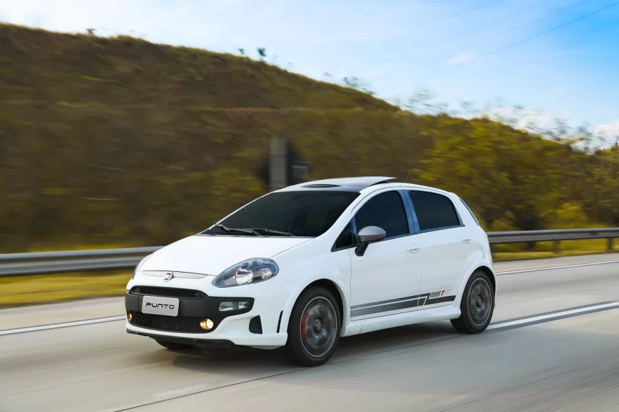 O Fiat Punto T-Jet 2016 é um hatch esportivo compacto que entrega 152 cv, torque de 21,1 kgfm e aceleração de 0 a 100 km/h em 8,3 segundos.
