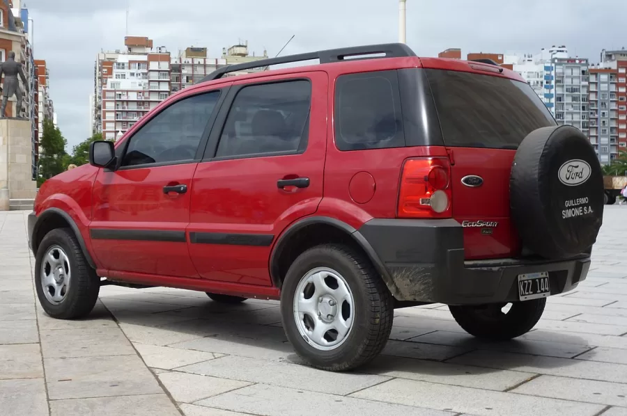 O Ford EcoSport foi lançado em 2003 e rapidamente conquistou o mercado brasileiro como um dos primeiros SUVs compactos acessíveis. Baseado no Fiesta, o modelo oferecia versatilidade e robustez.