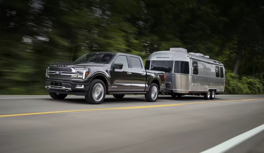 A F-150 oferece uma capacidade de reboque de até 3,5 toneladas, sendo ideal para transportar trailers e outros veículos. Sua caçamba tem abertura elétrica, facilitando o carregamento.