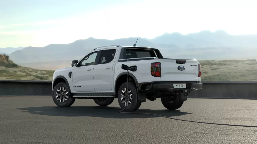 A Ford Ranger híbrida, apresentada na Europa, deve chegar ao Brasil em breve. A versão combina motor a combustão e elétrico, oferecendo 279 cv de potência e até 45 km de autonomia elétrica.