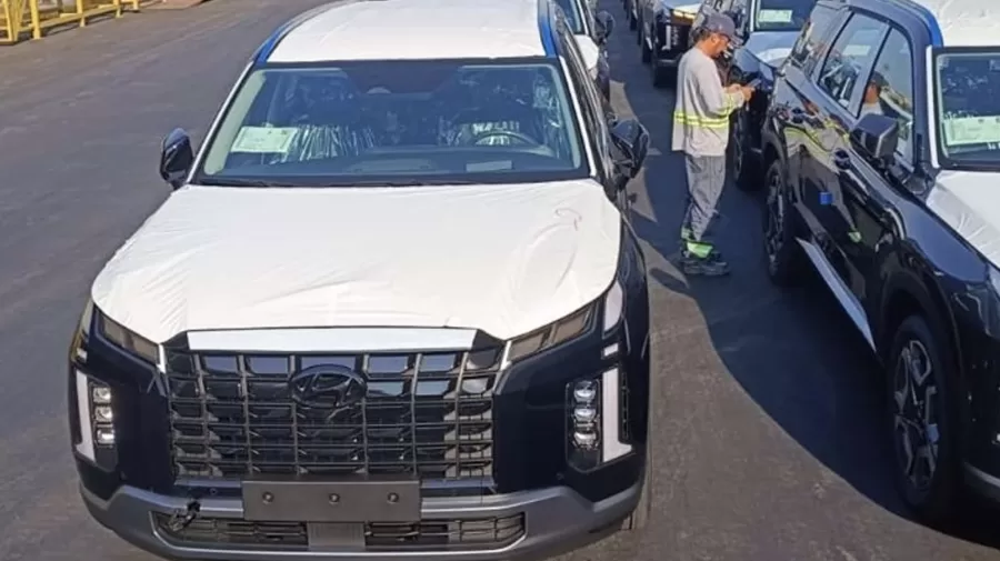 O Hyundai Palisade chega ao Brasil com as primeiras 100 unidades desembarcando no porto de Vila Velha (ES). O SUV já foi oferecido em pré-venda e tem preço inicial de R$ 449.990, com entregas previstas para breve.