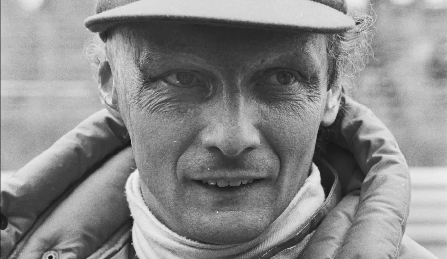 Recuperação Notável: Incrivelmente, Lauda retornou às corridas apenas seis semanas após o acidente, ainda com graves ferimentos, e terminou a temporada de 1976 apenas um ponto atrás do campeão James Hunt.