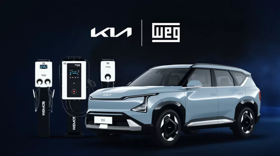 A Kia Brasil firmou uma parceria com a WEG para fornecer estações de recarga aos primeiros 300 clientes do EV5. A ação inclui o fornecimento de estações WEMOB WALL de 7,4 kW para residências.