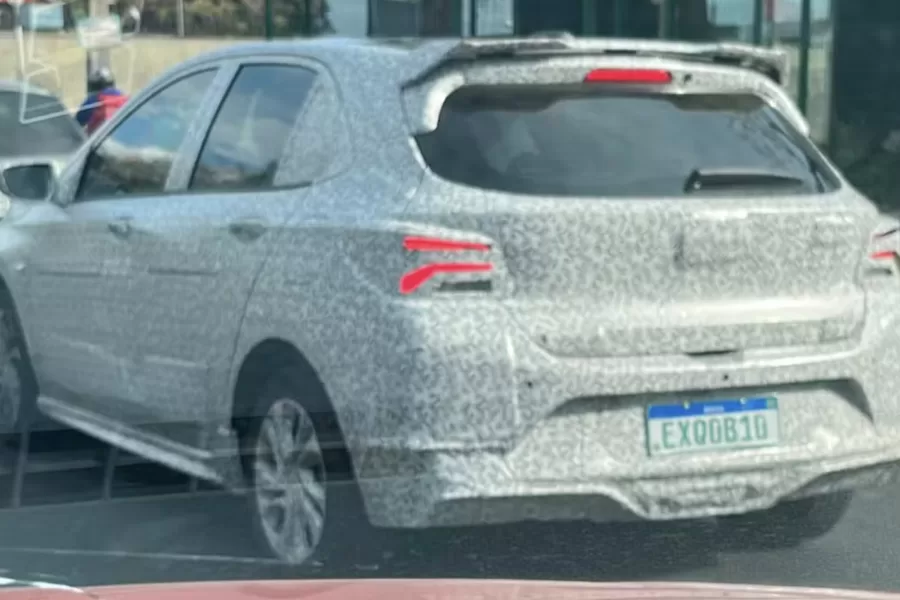 Além do novo design, o motor 1.0 turbo flex deve adotar injeção direta, aumentando a eficiência e a potência. A Chevrolet busca manter a competitividade do Onix no mercado - Foto: @autorealidade/Reprodução