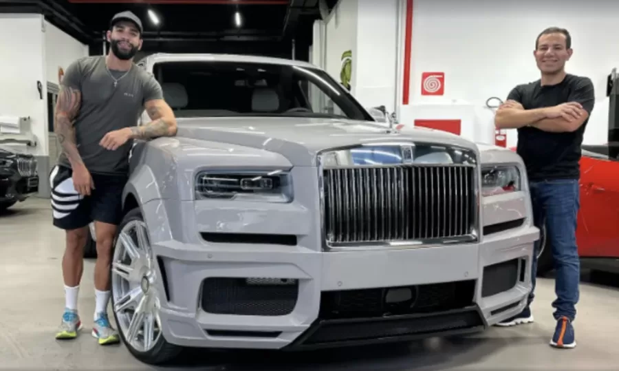 Um carro marcante da frota de Gusttavo Lima é o Rolls-Royce Cullinan. O SUV, avaliado em R$ 8,1 milhões, possui um motor V12 biturbo de 600 cv, capaz de ir de 0 a 100 km/h em menos de seis segundos.