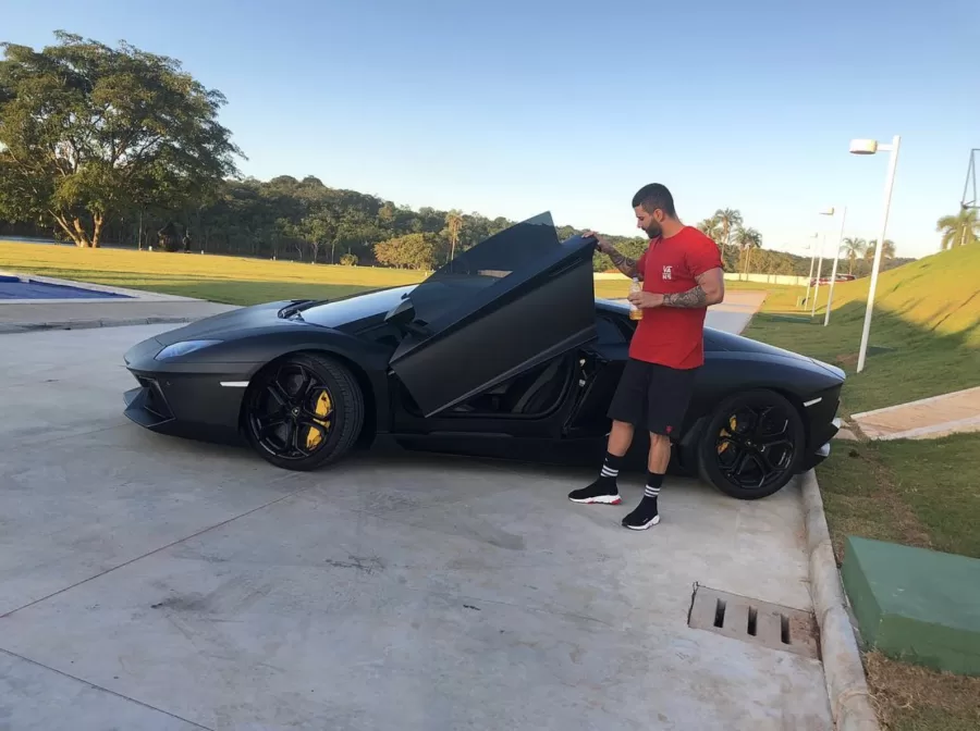 Gusttavo Lima, além de sua carreira musical, ostenta uma frota de carros de luxo que inclui modelos como Ferrari, Rolls-Royce e Lamborghini, avaliada em milhões de reais, chamando atenção do público.