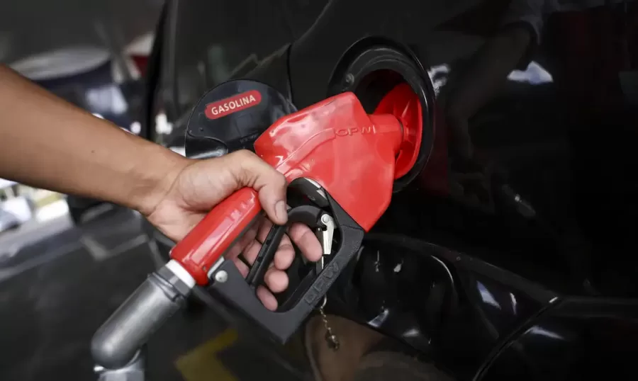 A nova Lei do Combustível do Futuro, sancionada em 8 de outubro, aumenta a presença de etanol na gasolina e de biodiesel no diesel, promovendo a transição para uma matriz energética mais sustentável - Foto: Marcelo Camargo/Agência Brasil