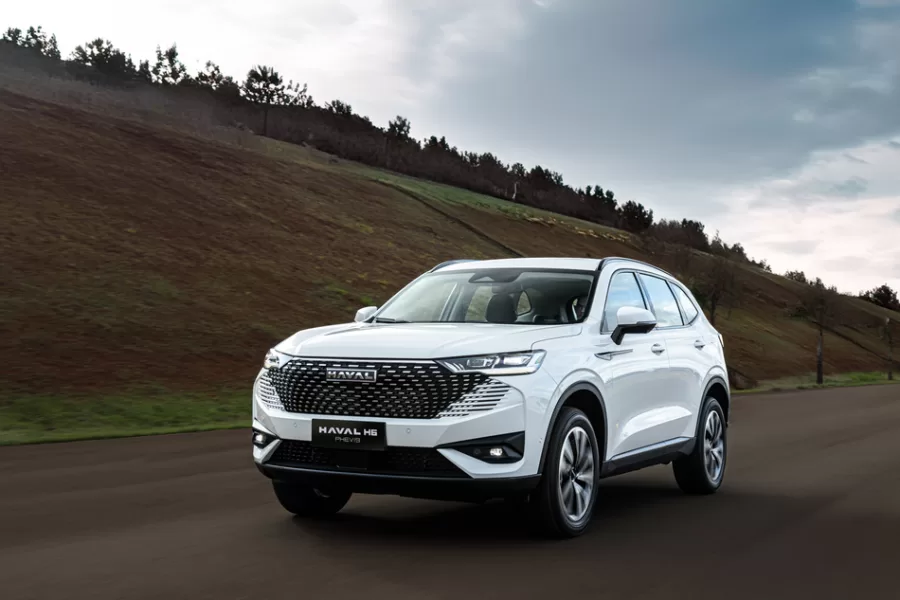 Com um motor 1.5 turbo e um motor elétrico, o Haval H6 PHEV19 entrega 326 cv de potência combinada, garantindo uma aceleração rápida e desempenho eficiente tanto na cidade quanto na estrada.