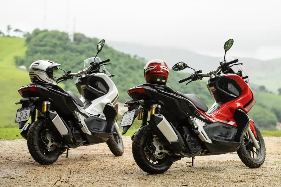 As siglas em motos como ADV, NC e PCX carregam significados que refletem o propósito de cada modelo, como aventura, conceito inovador e conforto, ajudando a entender suas funções e características.