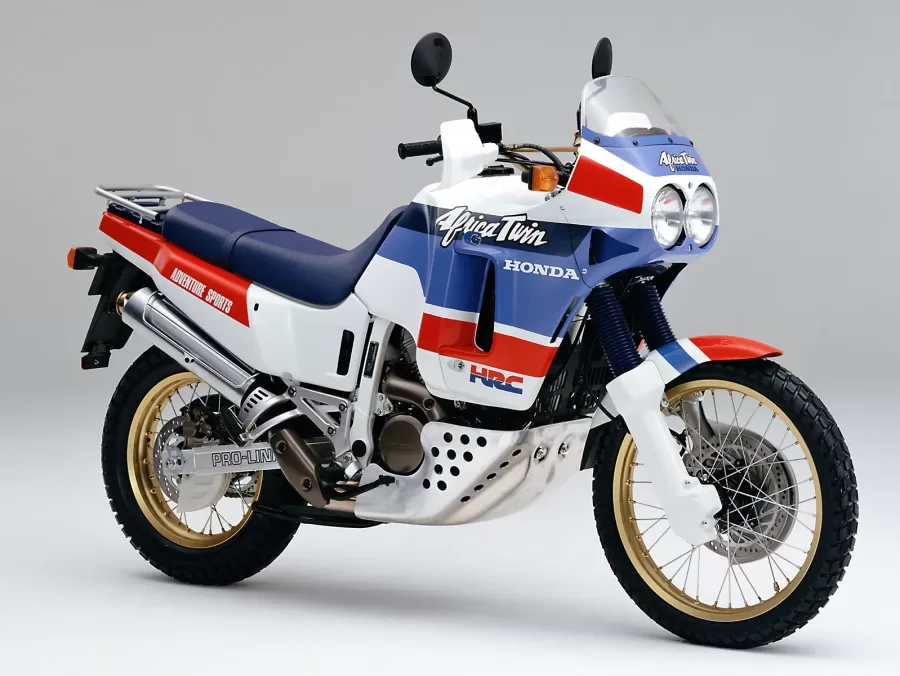 As XRV surgiram no final dos anos 1980, estreando o nome Africa Twin, referência ao sucesso da Honda no Dakar. Nos primeiros dois anos, tinham motor 650 cc, passando a 750 cc até 2003, com bicilíndrico em V.