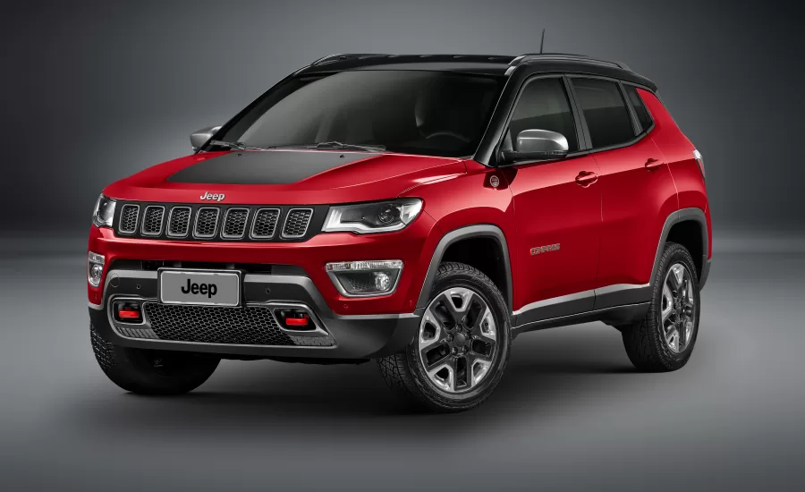 O Jeep Compass se destaca como um dos SUVs mais vendidos no Brasil, oferecendo conforto e robustez em várias versões. É uma opção interessante tanto para o uso urbano quanto em trajetos off-road.