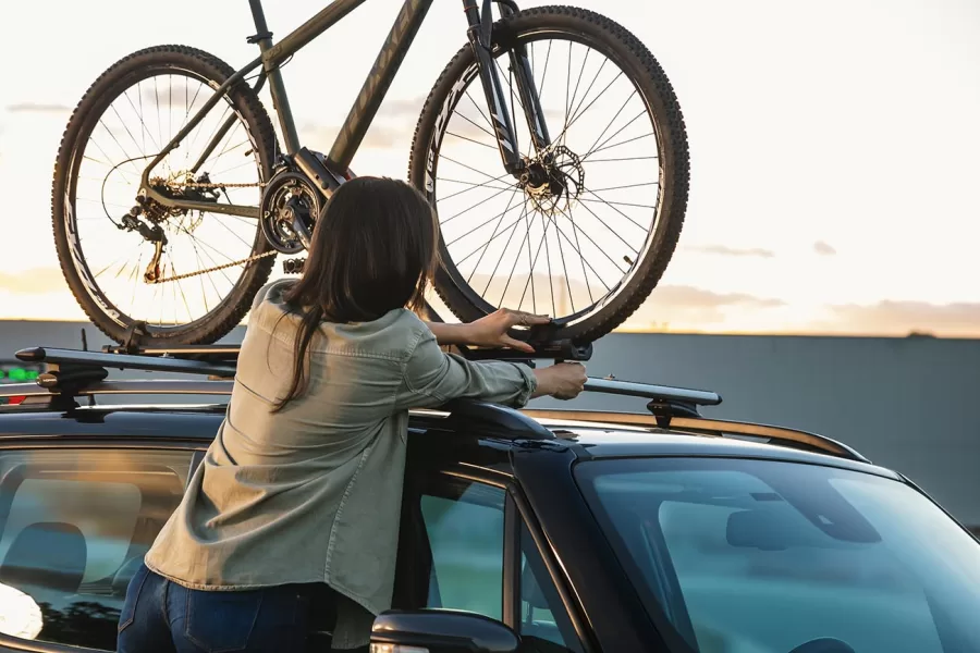 Suporte de bicicleta para teto: Prático para transportar bicicletas no teto do Renegade, oferecendo uma solução segura e eficiente para os amantes de esportes ao ar livre.