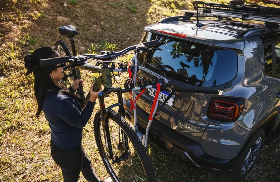 Suporte fixo de bicicleta para engate, 3 bikes: Transporta até três bicicletas no engate traseiro, mantendo a segurança e a praticidade para os usuários em atividades esportivas.