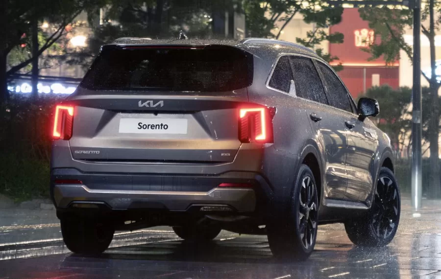 O Kia Sorento 2025 retornará ao Brasil em 2024 com motor turbodiesel 2.2, oferecendo 202 cv de potência e tração 4x4. O SUV será importado da Coreia do Sul e está homologado no país.