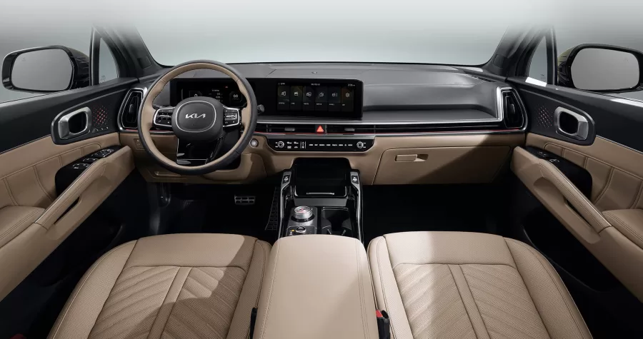 O interior do Kia Sorento 2025 será espaçoso, acomodando até sete passageiros confortavelmente. Com 4,81 metros de comprimento e 2,82 metros de entre-eixos, o SUV oferece amplo espaço interno.