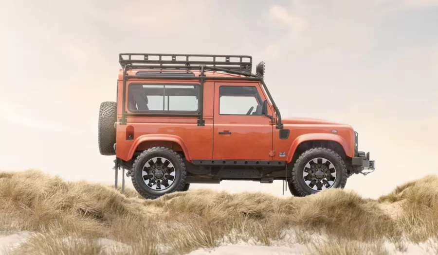 Jaguar e Land Rover relançam modelos clássicos, como o Defender, para reconectar com seu passado e atrair novos clientes. Essa estratégia evoca nostalgia e reforça a identidade das marcas.