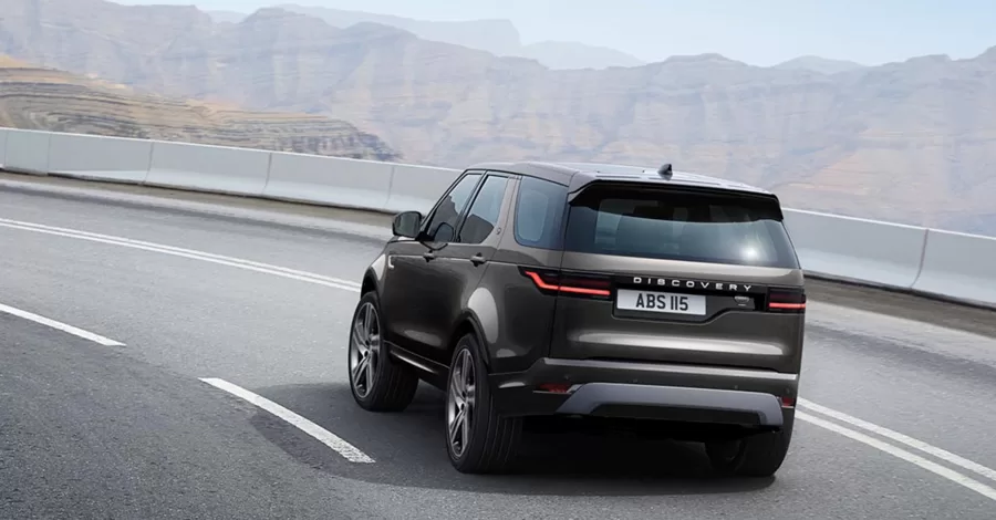 O design externo do Land Rover Discovery 2025 não mudou, mantendo a identidade robusta do SUV. O foco da marca foi atualizar o desempenho, com um motor mais potente e eficiente.